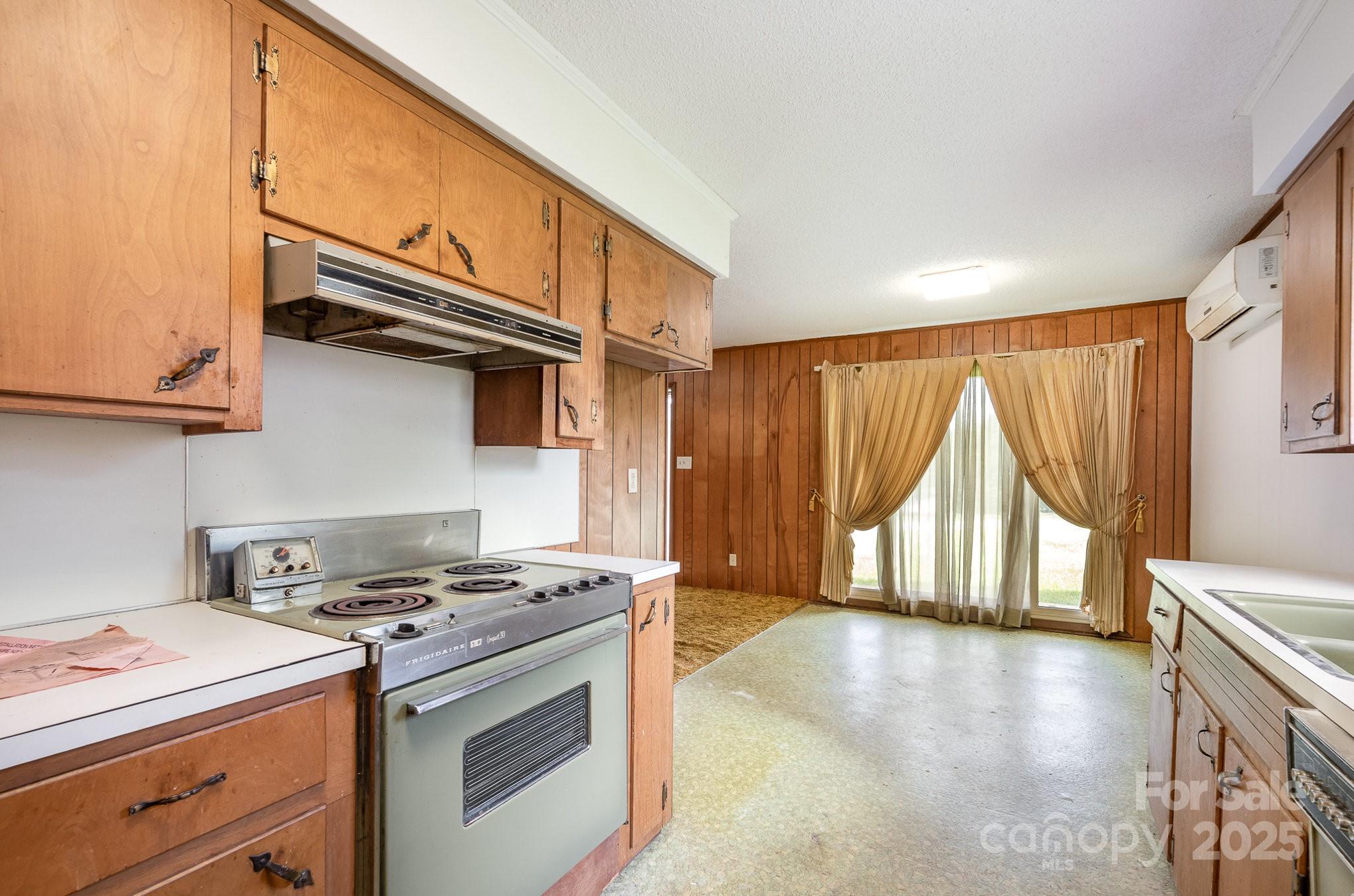 5858 Mundy Road Denver, NC 28037 - Photo 10 of 27 a kitchen with a stove and a microwave