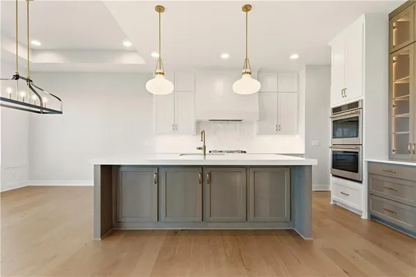 $1,099,950 | 1817 Northeast Lashbrook Drive, Lee's Summit, MO 64086