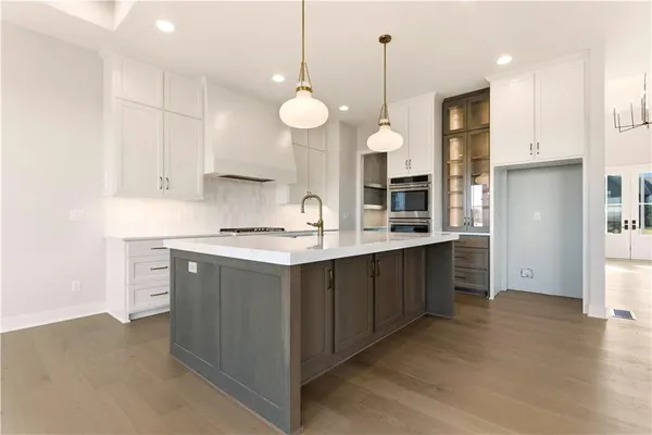 $1,099,950 | 1817 Northeast Lashbrook Drive, Lee's Summit, MO 64086