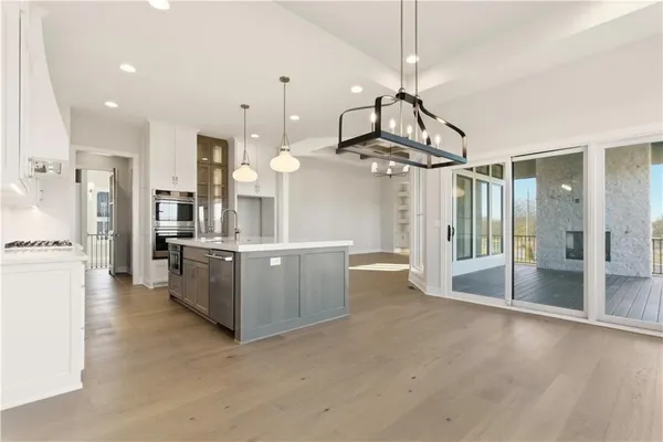 $1,099,950 | 1817 Northeast Lashbrook Drive, Lee's Summit, MO 64086