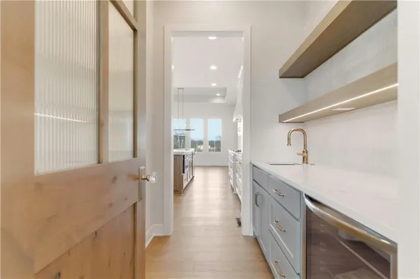 $1,099,950 | 1817 Northeast Lashbrook Drive, Lee's Summit, MO 64086