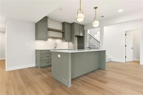 $1,099,950 | 1817 Northeast Lashbrook Drive, Lee's Summit, MO 64086