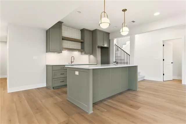 $1,099,950 | 1817 Northeast Lashbrook Drive, Lee's Summit, MO 64086