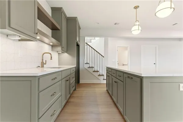 $1,099,950 | 1817 Northeast Lashbrook Drive, Lee's Summit, MO 64086