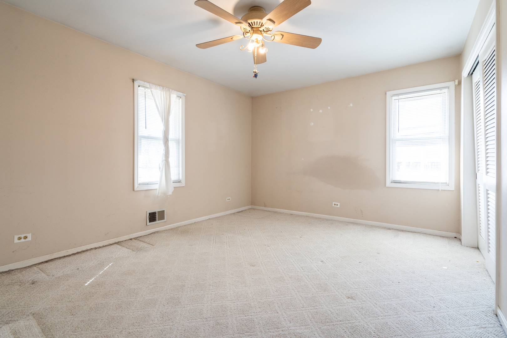 5912 109th Place Chicago Ridge, IL 60415 - Photo 18 of 21 a view of an empty room with a window