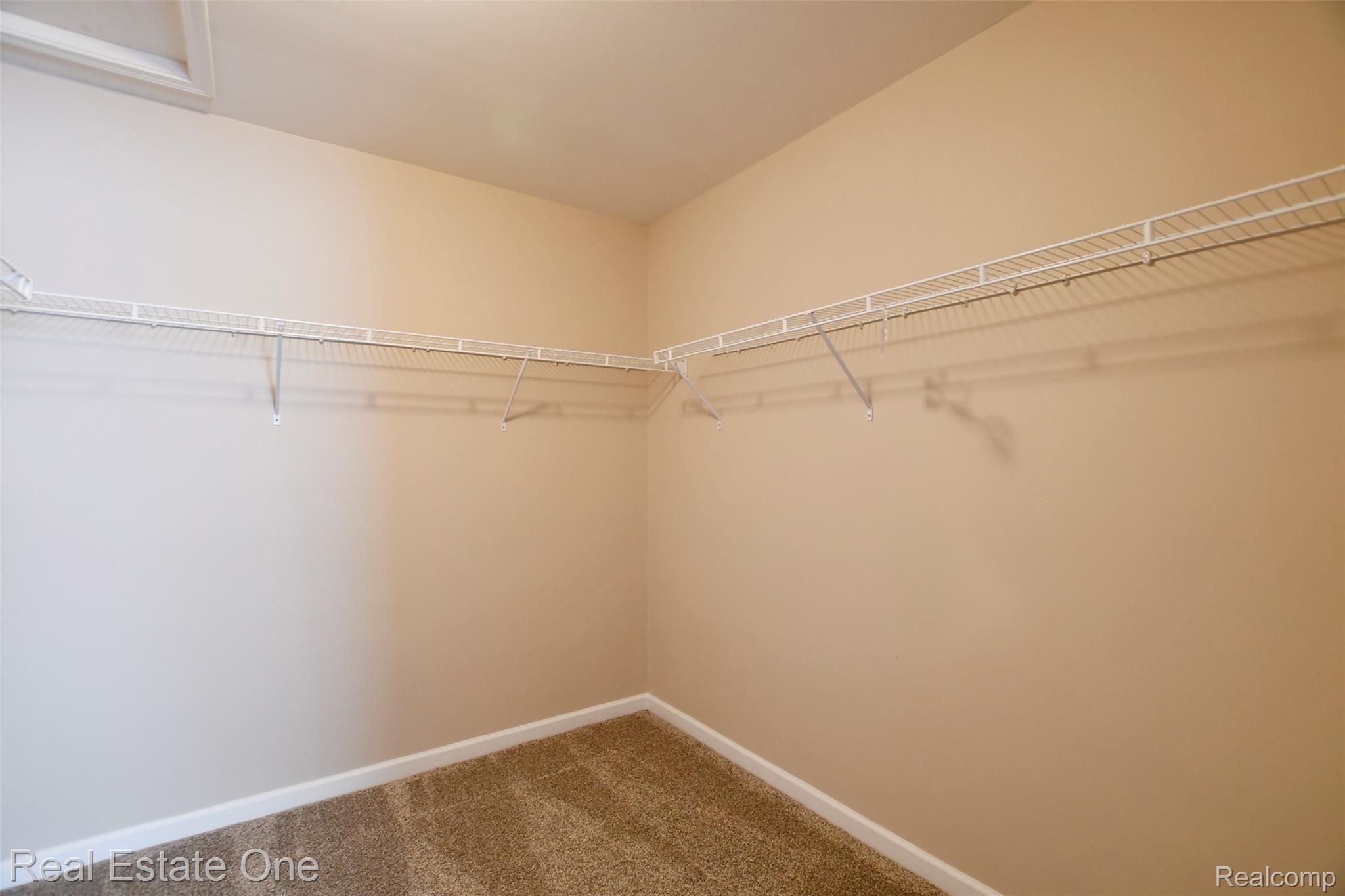3202 Everett Drive Rochester, MI 48307 - Photo 22 of 28 Master bedroom WIC.jpg