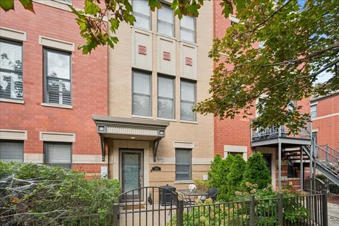$755,000 | 634 West Oak Street, Chicago, IL 60610