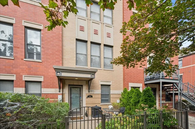 $755,000 | 634 West Oak Street, Chicago, IL 60610