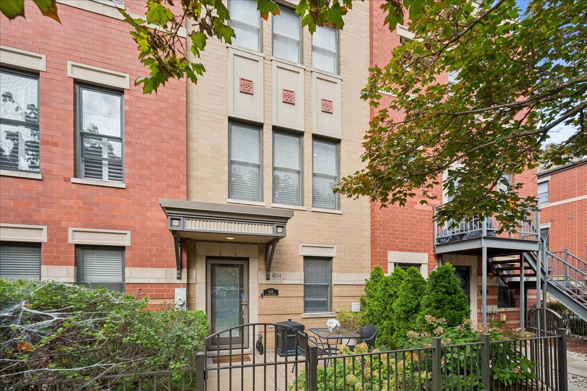 634 West Oak Street Chicago, IL 60610 - Photo 1 of 34 front view of a building