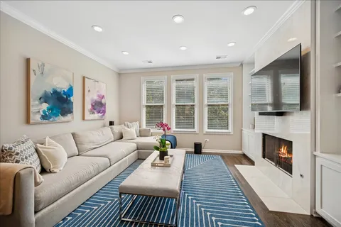 $755,000 | 634 West Oak Street, Chicago, IL 60610