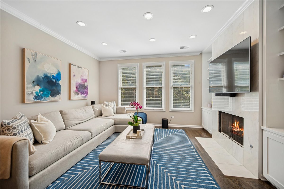 634 West Oak Street Chicago, IL 60610 - Photo 11 of 34 a living room with furniture and a fireplace