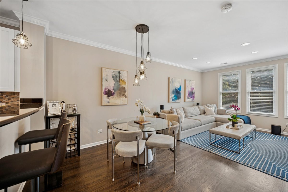 634 West Oak Street Chicago, IL 60610 - Photo 12 of 34 a living room with furniture and a table