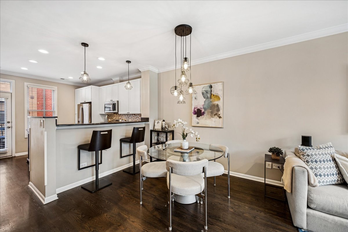634 West Oak Street Chicago, IL 60610 - Photo 13 of 34 a living room with furniture and kitchen view