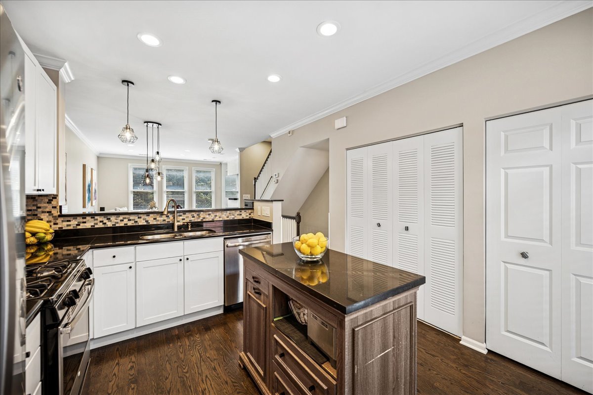 634 West Oak Street Chicago, IL 60610 - Photo 16 of 34 a kitchen with granite countertop a sink appliances and cabinets