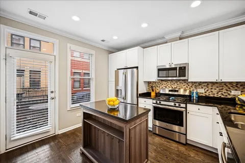 $755,000 | 634 West Oak Street, Chicago, IL 60610