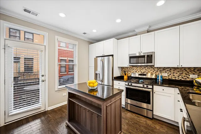 $755,000 | 634 West Oak Street, Chicago, IL 60610