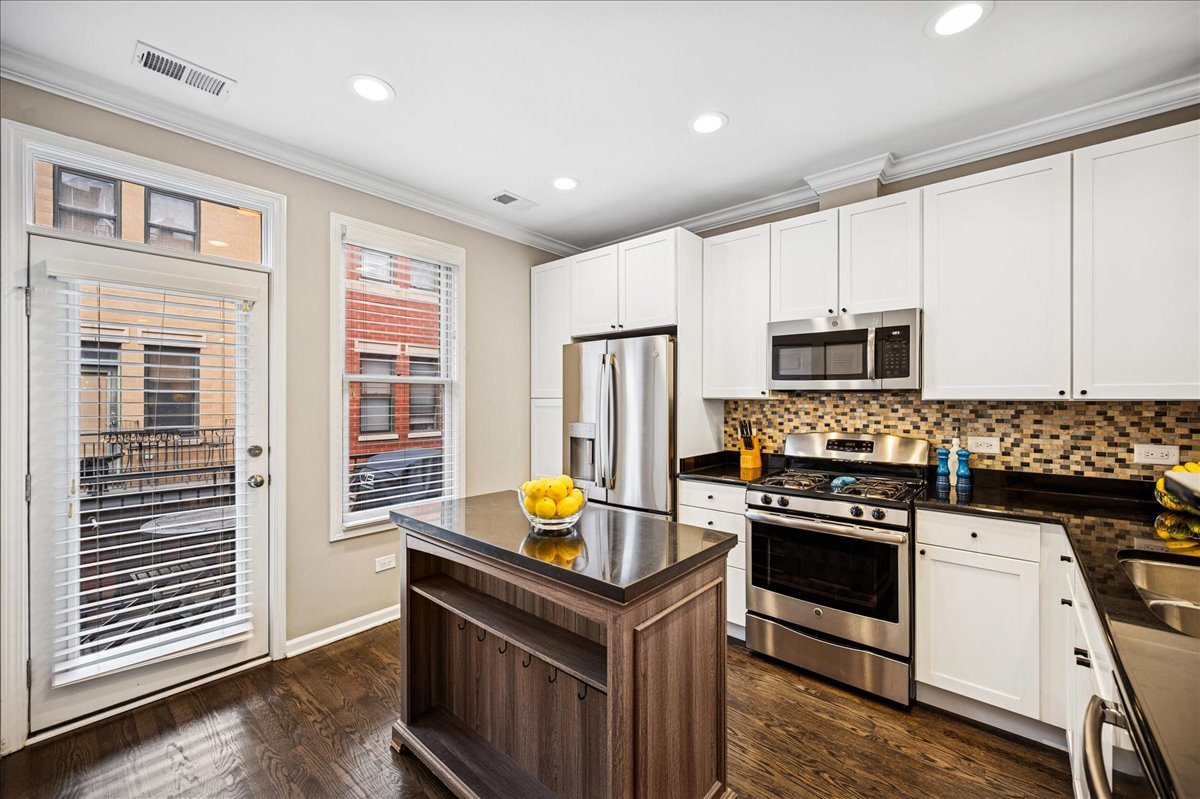 634 West Oak Street Chicago, IL 60610 - Photo 17 of 34 a kitchen with a stove and a sink