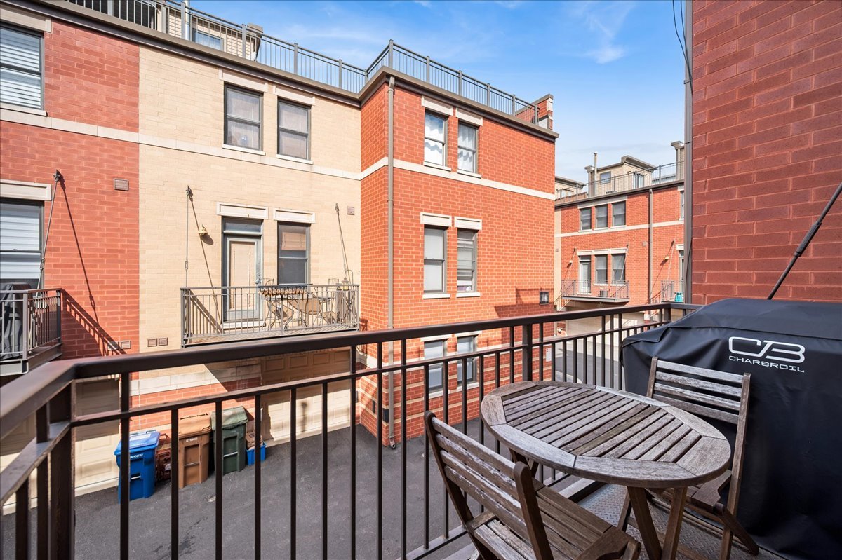 634 West Oak Street Chicago, IL 60610 - Photo 18 of 34 a view of a building from a balcony