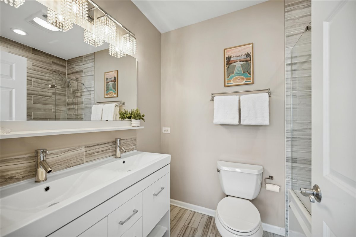 634 West Oak Street Chicago, IL 60610 - Photo 20 of 34 a bathroom with a toilet sink and mirror