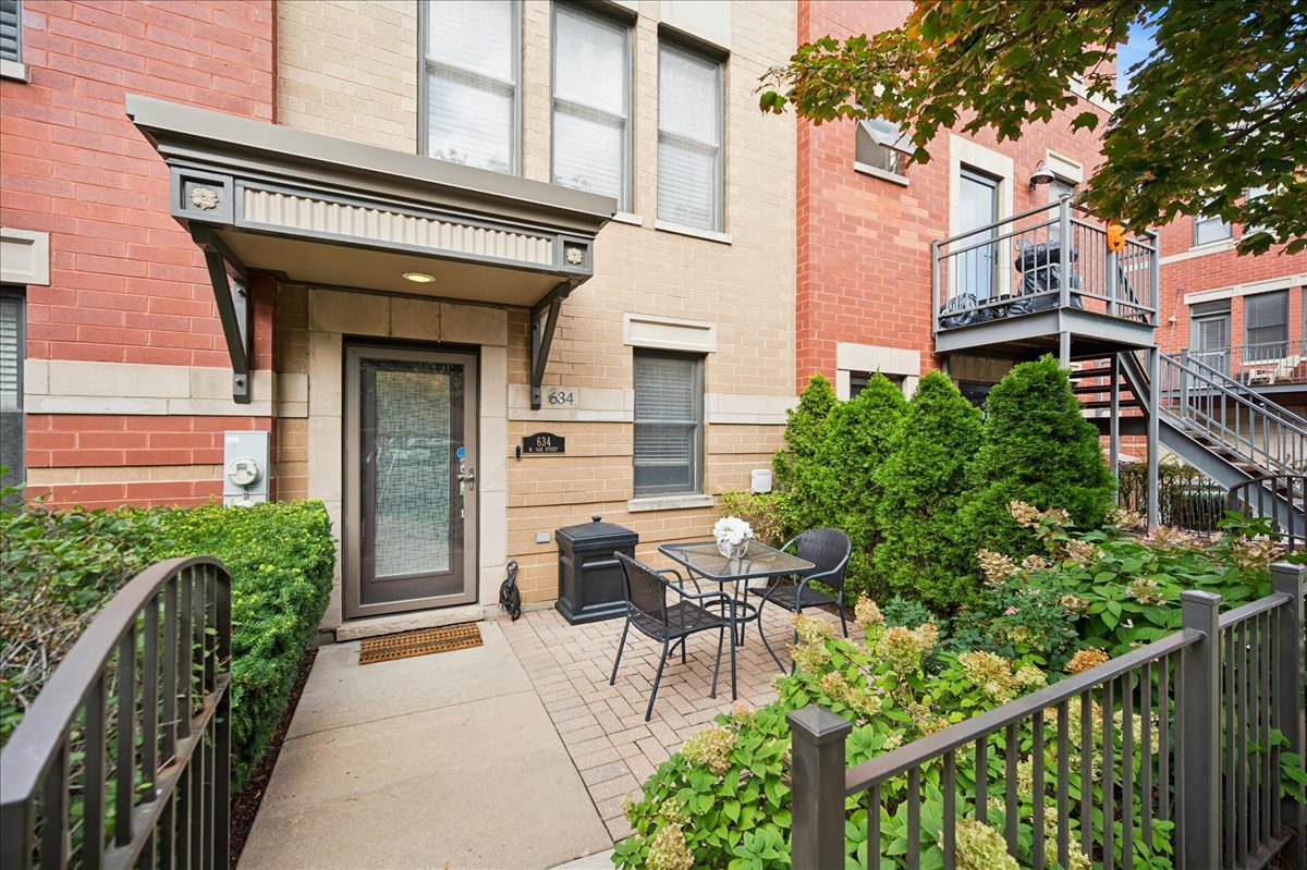 634 West Oak Street Chicago, IL 60610 - Photo 2 of 34 a house view with a outdoor space
