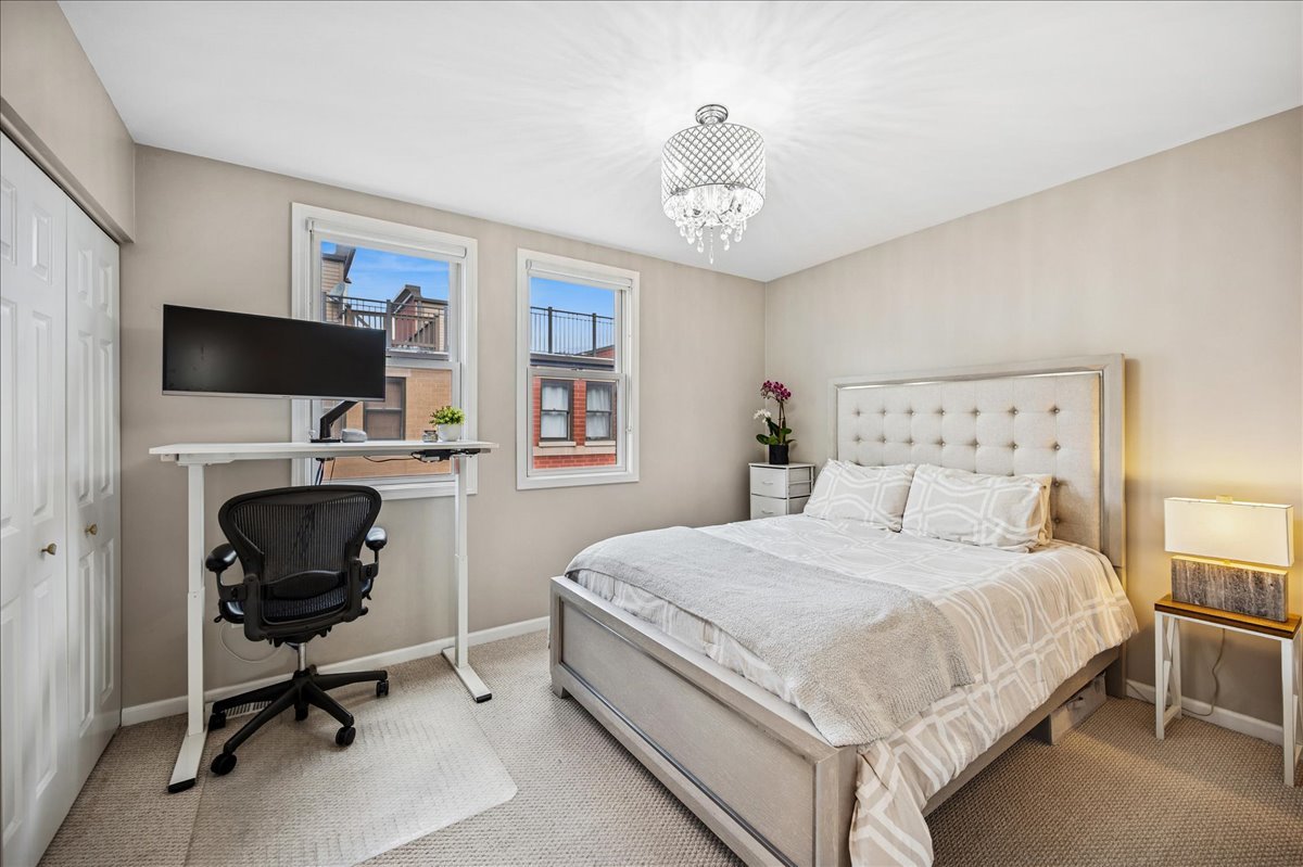 634 West Oak Street Chicago, IL 60610 - Photo 21 of 34 a bedroom with a bed and a chair with the potted plants