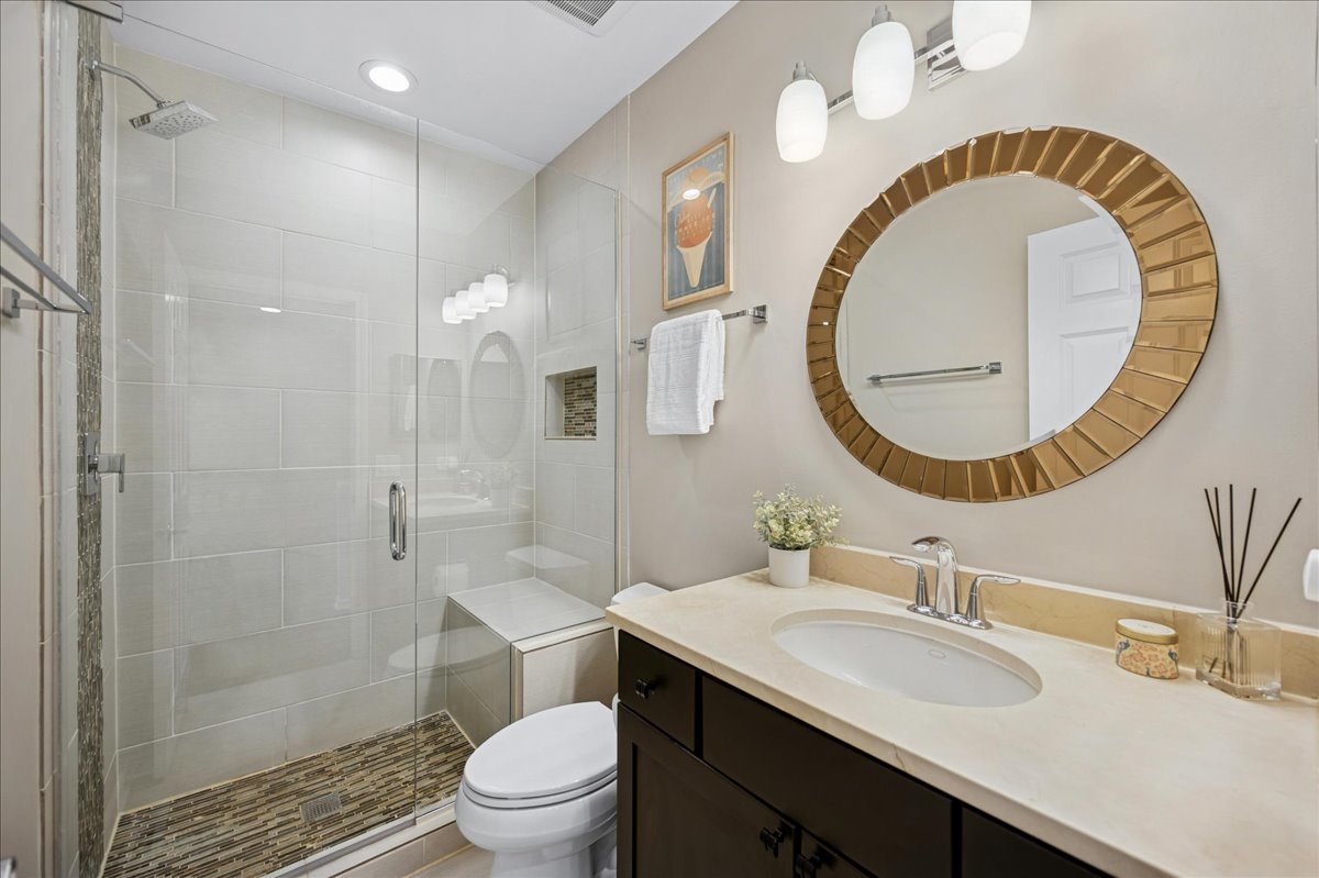 634 West Oak Street Chicago, IL 60610 - Photo 22 of 34 a bathroom with a toilet a sink and a mirror