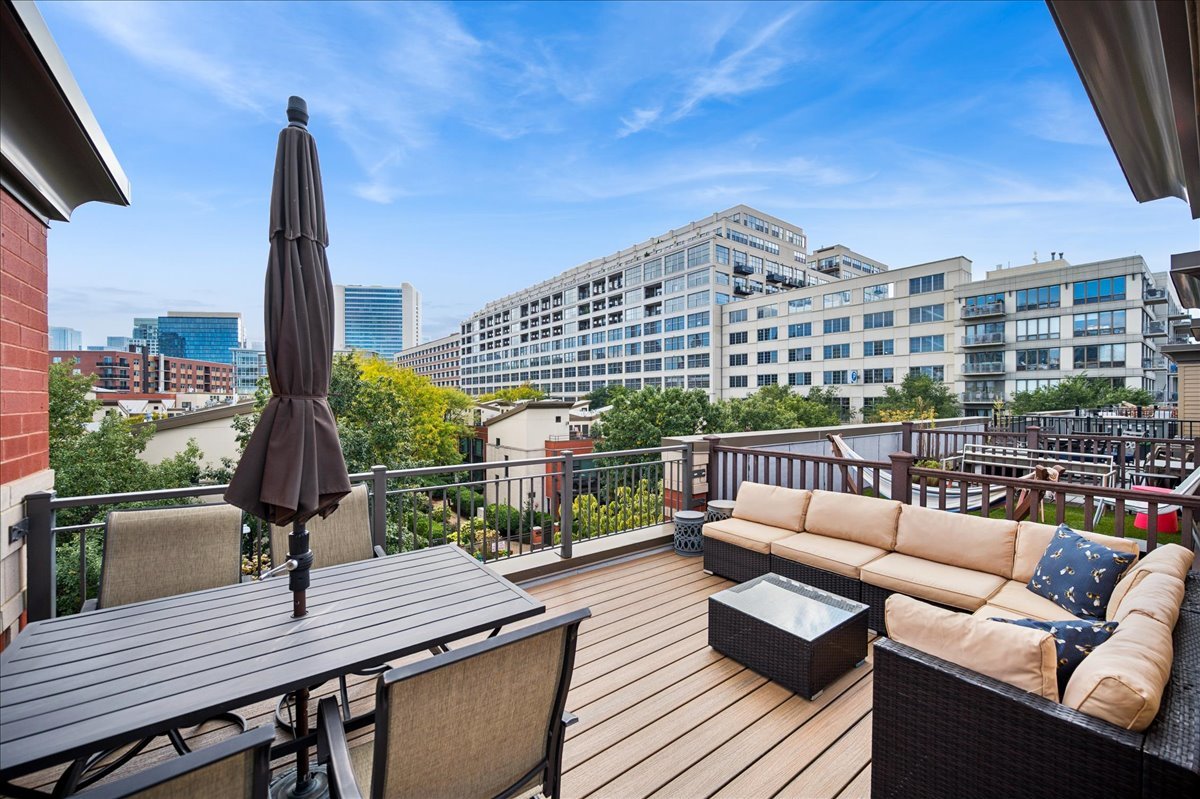 634 West Oak Street Chicago, IL 60610 - Photo 24 of 34 a view of a balcony with furniture