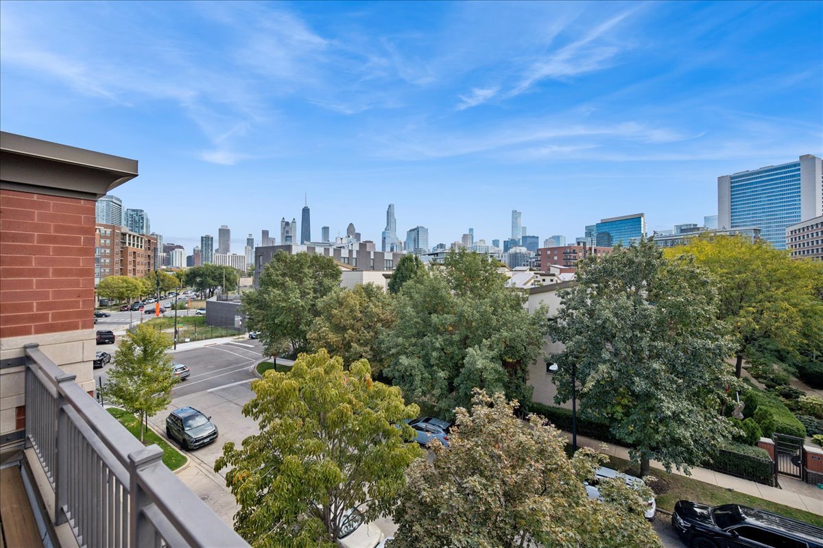 634 West Oak Street Chicago, IL 60610 - Photo 25 of 34 a view of a city