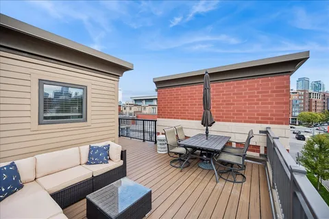 $755,000 | 634 West Oak Street, Chicago, IL 60610