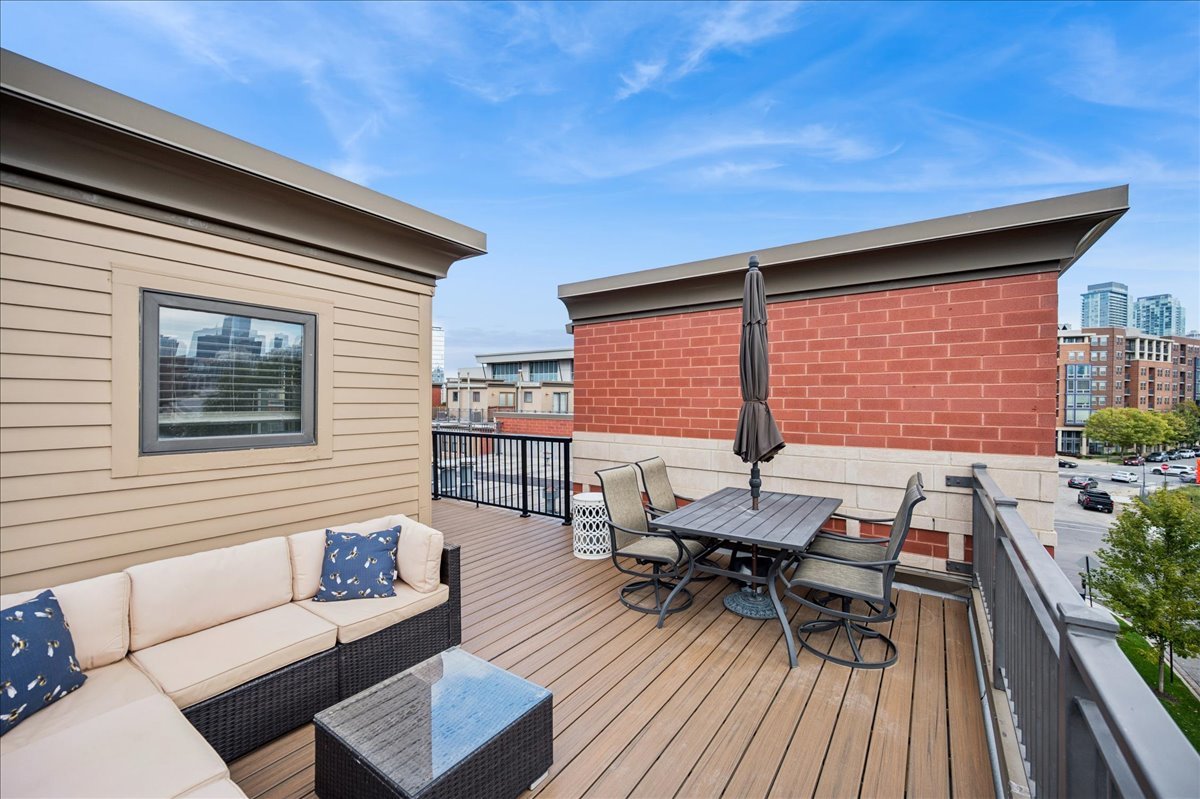 634 West Oak Street Chicago, IL 60610 - Photo 27 of 34 a outdoor living room with furniture