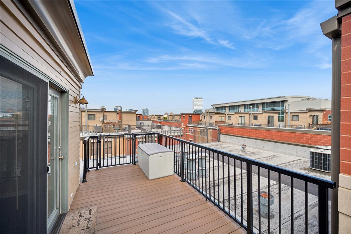 634 West Oak Street Chicago, IL 60610 - Photo 28 of 34 a view of a balcony with city view