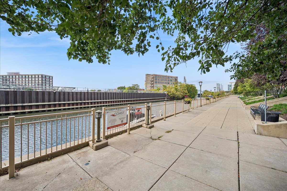 634 West Oak Street Chicago, IL 60610 - Photo 30 of 34 a view of terrace with wooden fence