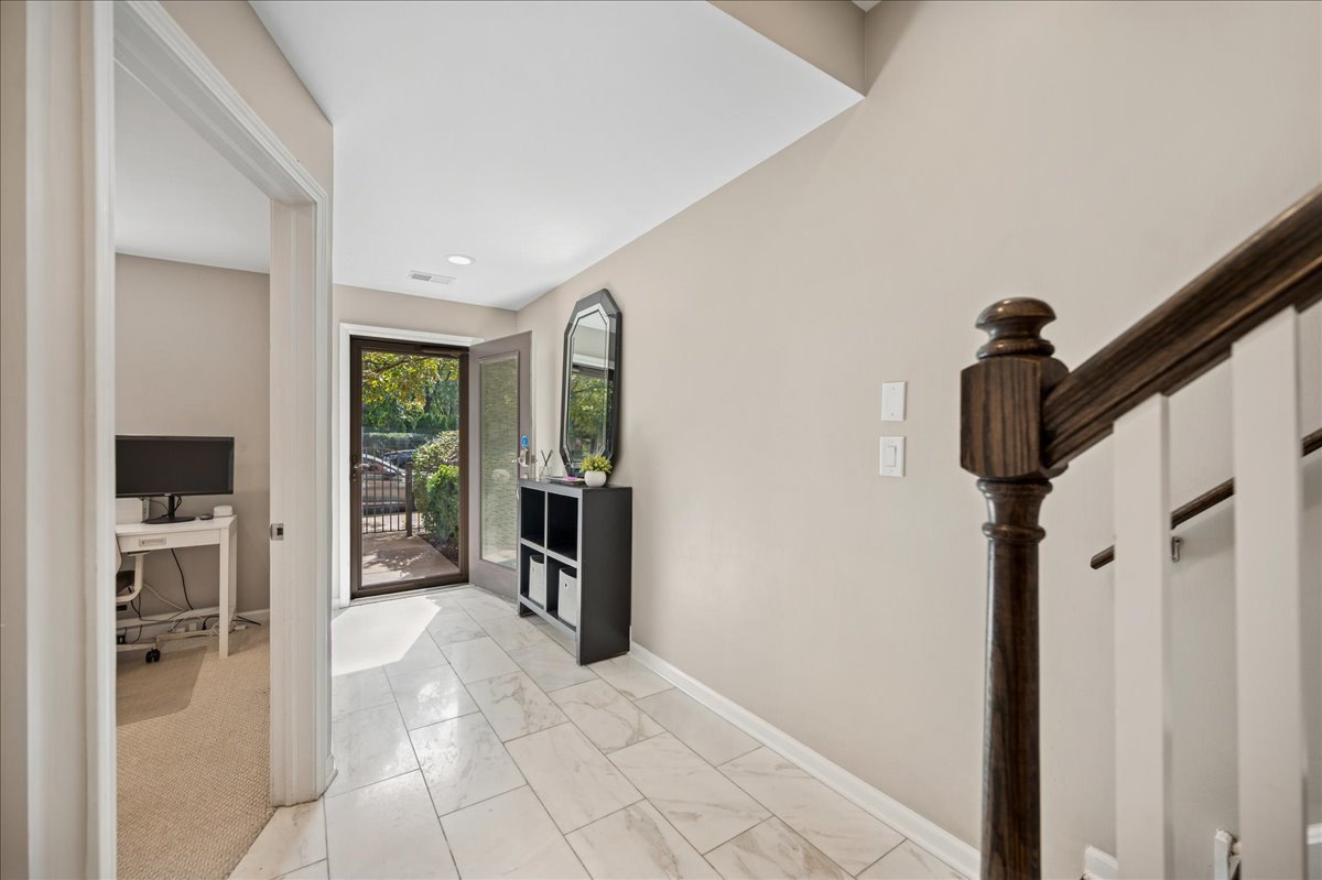 634 West Oak Street Chicago, IL 60610 - Photo 4 of 34 a view of hallway with living room and workspace