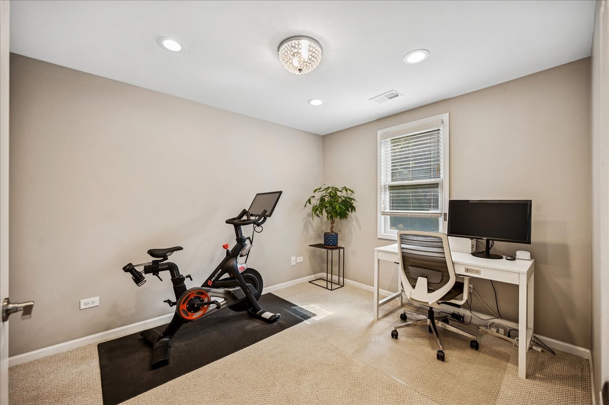 634 West Oak Street Chicago, IL 60610 - Photo 5 of 34 a view of a room with gym equipment