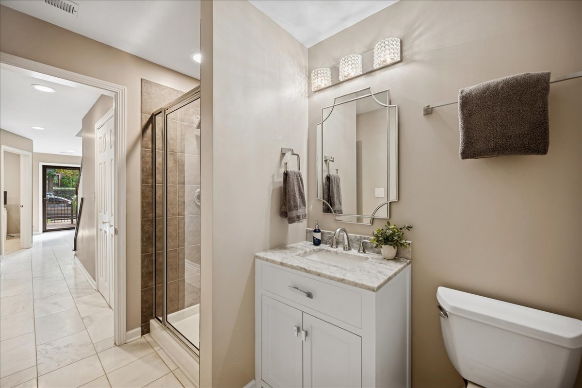 634 West Oak Street Chicago, IL 60610 - Photo 6 of 34 a bathroom with a toilet sink and mirror