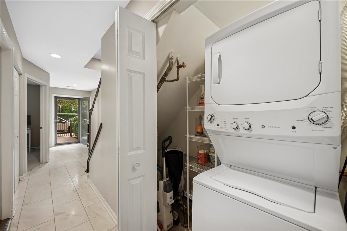 634 West Oak Street Chicago, IL 60610 - Photo 7 of 34 a close view of washer and dryer