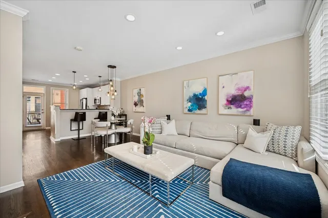 $755,000 | 634 West Oak Street, Chicago, IL 60610