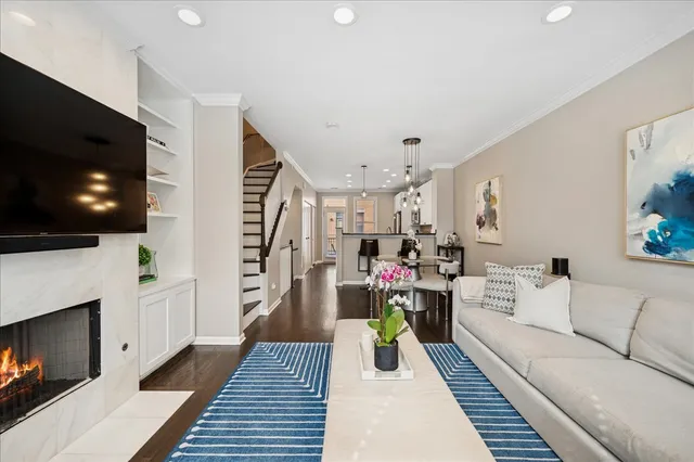 $755,000 | 634 West Oak Street, Chicago, IL 60610