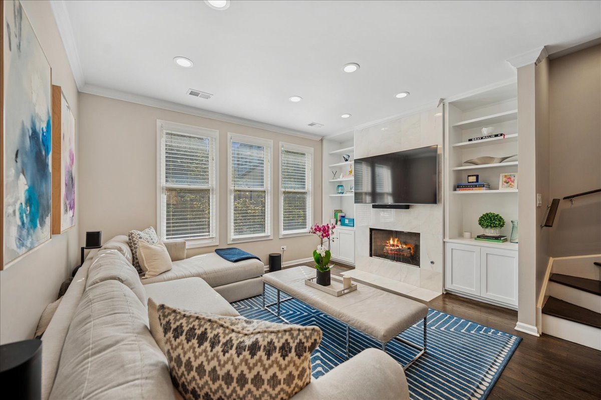 634 West Oak Street Chicago, IL 60610 - Photo 10 of 34 a living room with furniture a fireplace and a flat screen tv