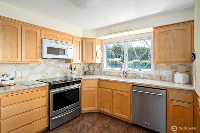 $1,254,000 | 1505 West Beach Road, Oak Harbor, WA 98277