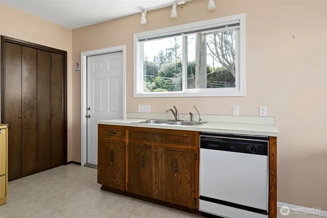 $1,254,000 | 1505 West Beach Road, Oak Harbor, WA 98277