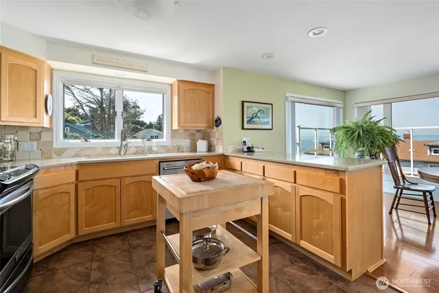 $1,254,000 | 1505 West Beach Road, Oak Harbor, WA 98277