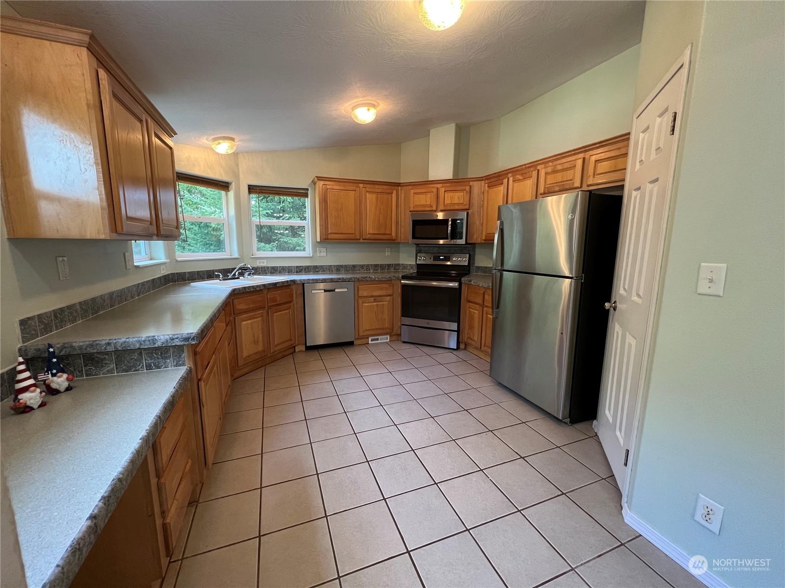 827 Cousins Road, Unit 27 Chehalis, WA 98532 - Photo 12 of 38 a kitchen with a refrigerator a sink and a stove top oven