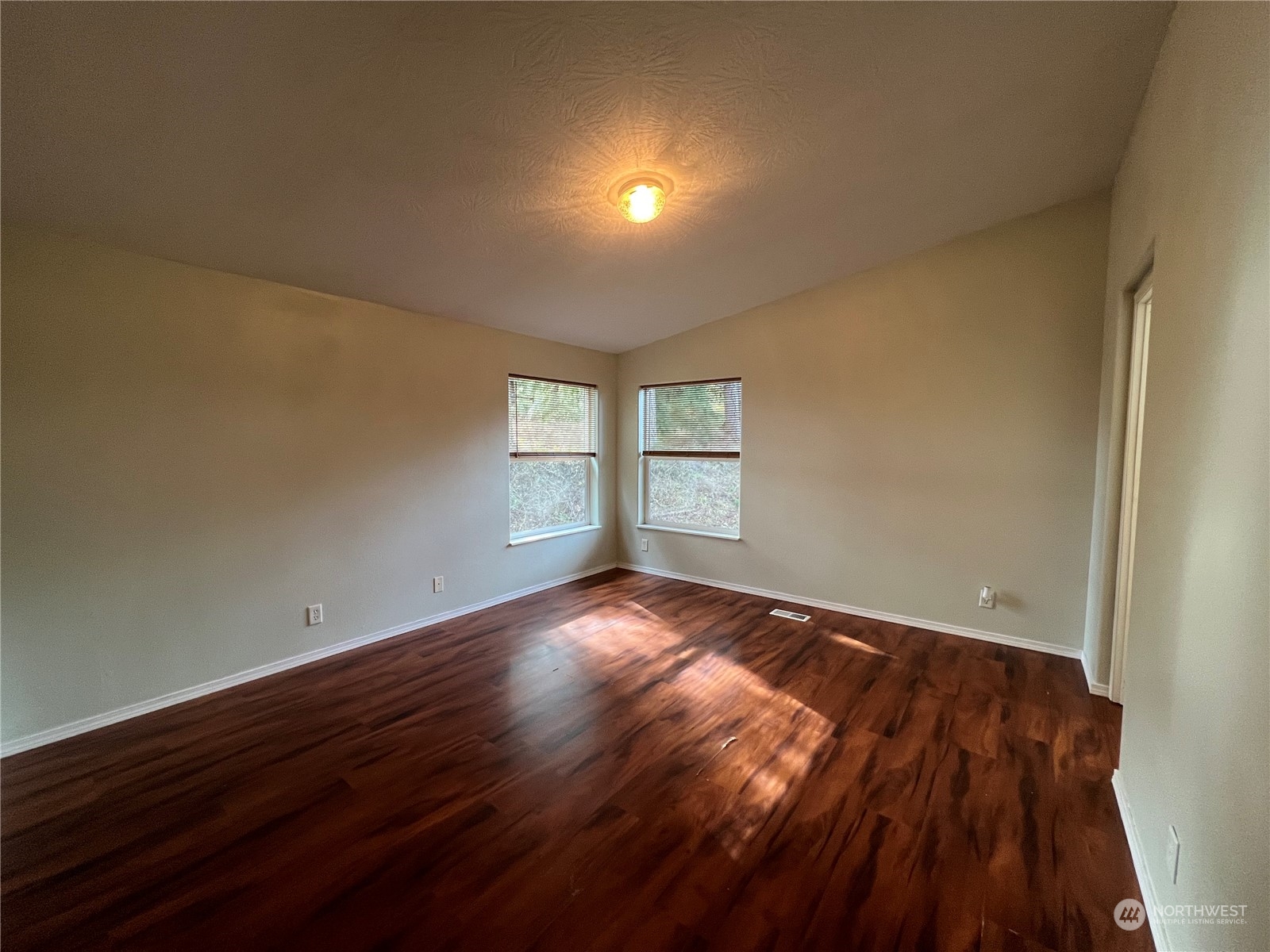 827 Cousins Road, Unit 27 Chehalis, WA 98532 - Photo 17 of 38 a view of an empty room and window