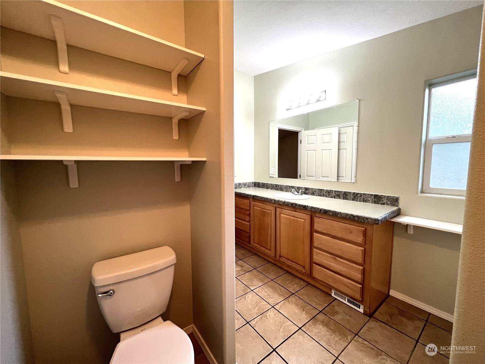 827 Cousins Road, Unit 27 Chehalis, WA 98532 - Photo 20 of 38 a bathroom with a toilet sink and mirror