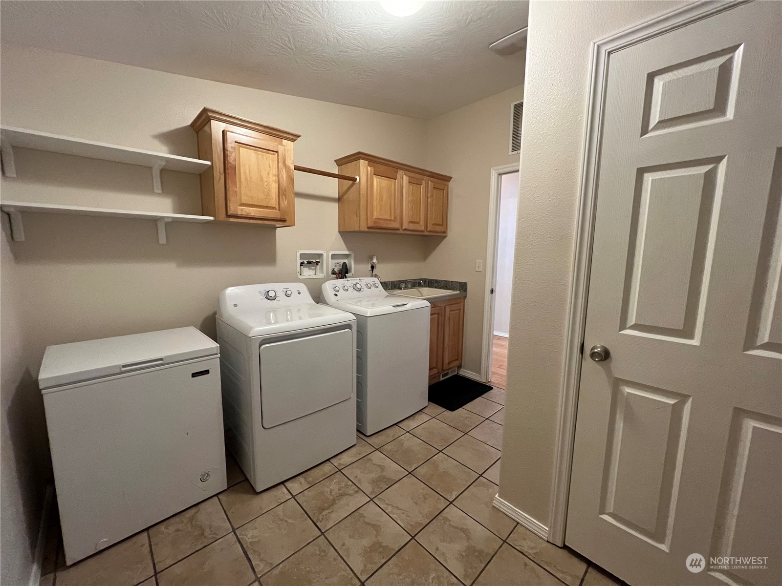 827 Cousins Road, Unit 27 Chehalis, WA 98532 - Photo 29 of 38 a utility room with dryer and washer