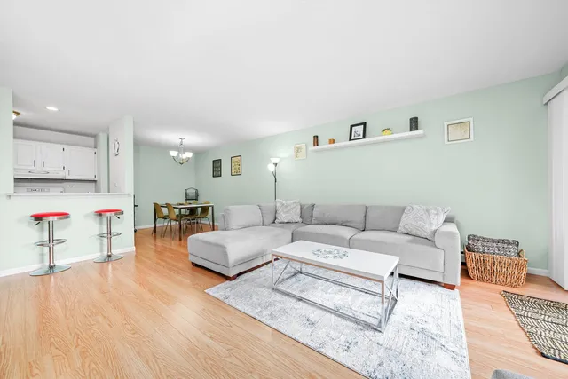 $230,000 | 1926 Prairie Square, Unit 210B, Schaumburg, IL 60173