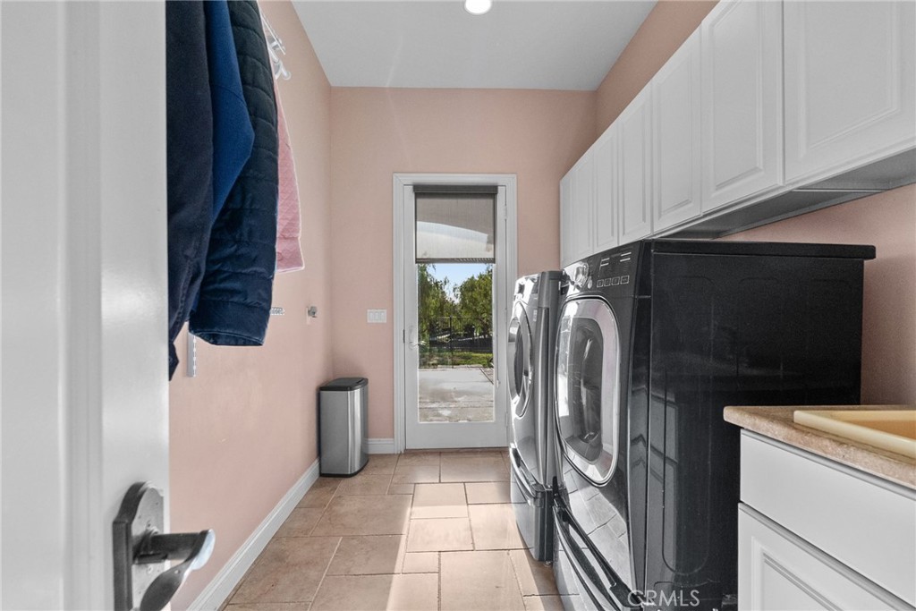 35394 Linda Rosea Road Temecula, CA 92592 - Photo 27 of 69 Laundry Room with Door to outside