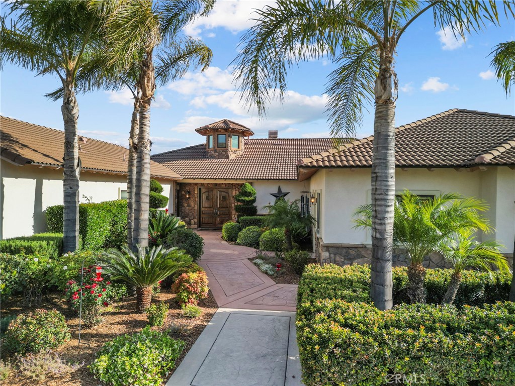 35394 Linda Rosea Road Temecula, CA 92592 - Photo 3 of 69 a front view of a house with a garden