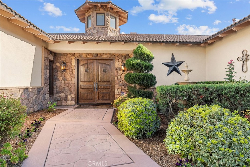 35394 Linda Rosea Road Temecula, CA 92592 - Photo 4 of 69 a front view of a house with garden